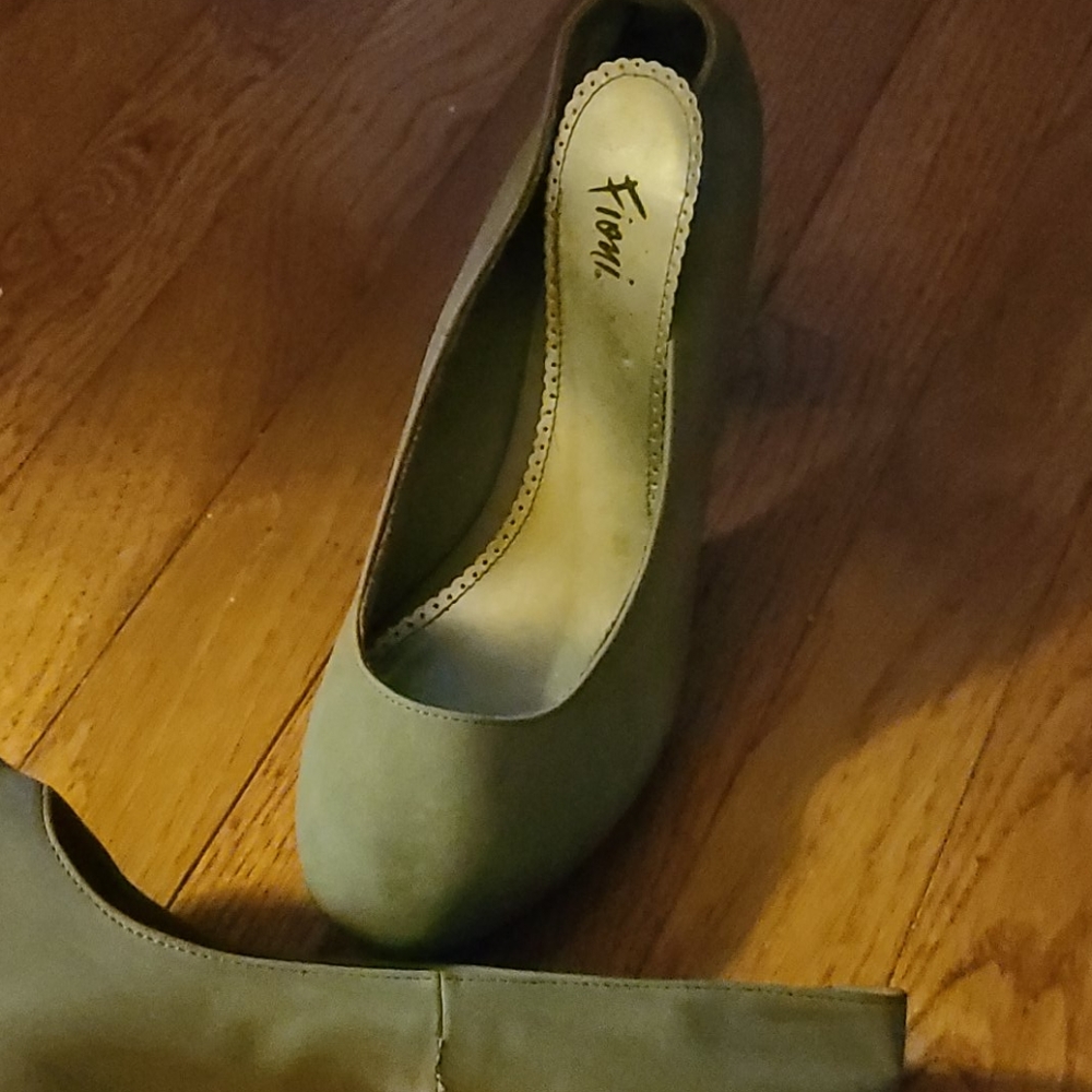 Shoes - Picture 4 of 6